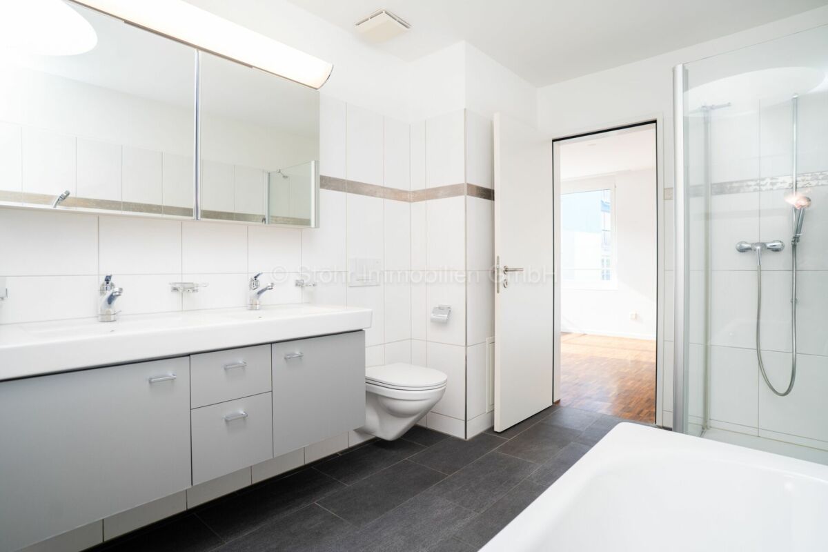 Modernes Badezimmer mit Dusche, Doppelwaschtisch und WC
