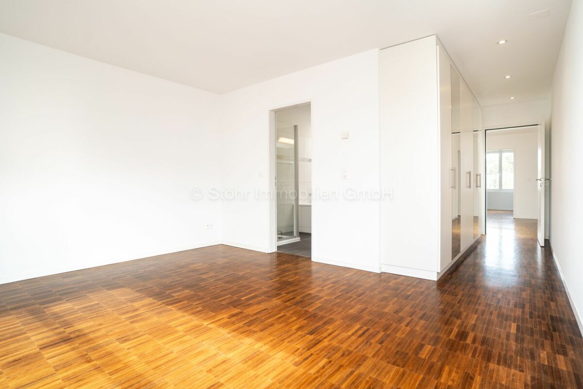 Heller leerer Innenraum mit Holzparkett und Einbauschrank
