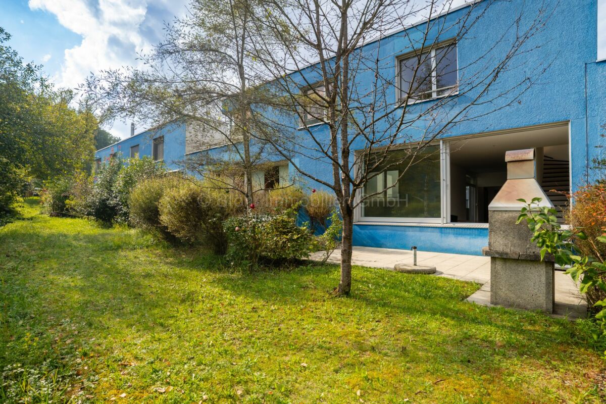 Modernes Haus mit Garten und Terrasse