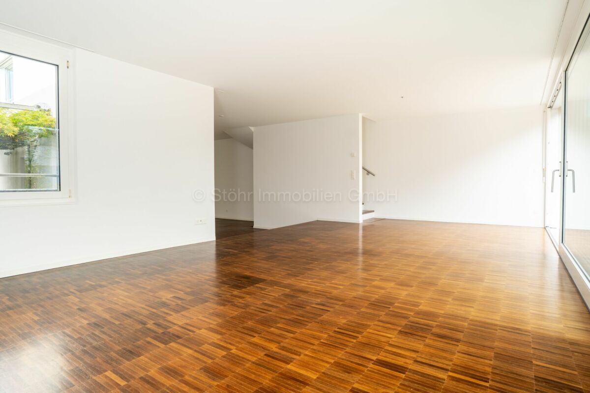 Heller leerer Wohnraum mit Holzboden