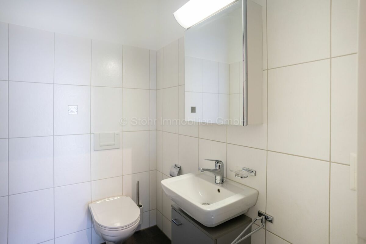 Modernes Gäste-WC mit Waschtisch und WC