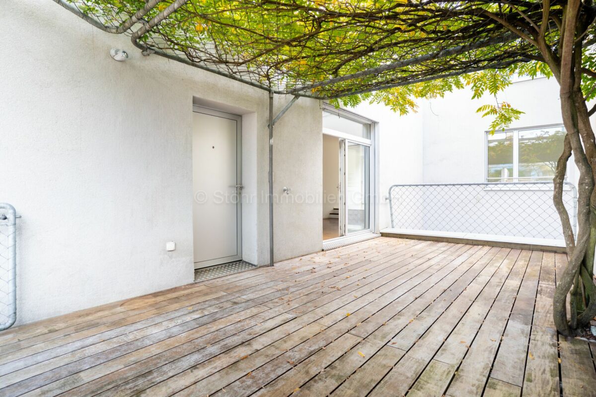 Dachterrasse mit Pergola und Holzdielen
