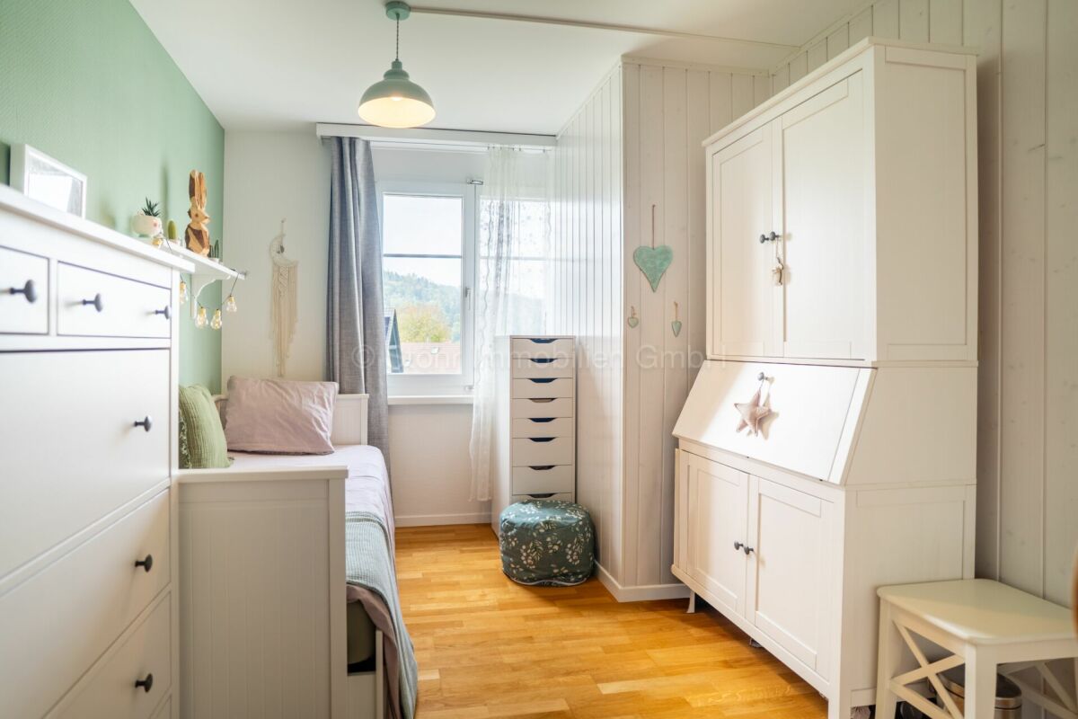 Helles Kinderzimmer mit Holzfußboden