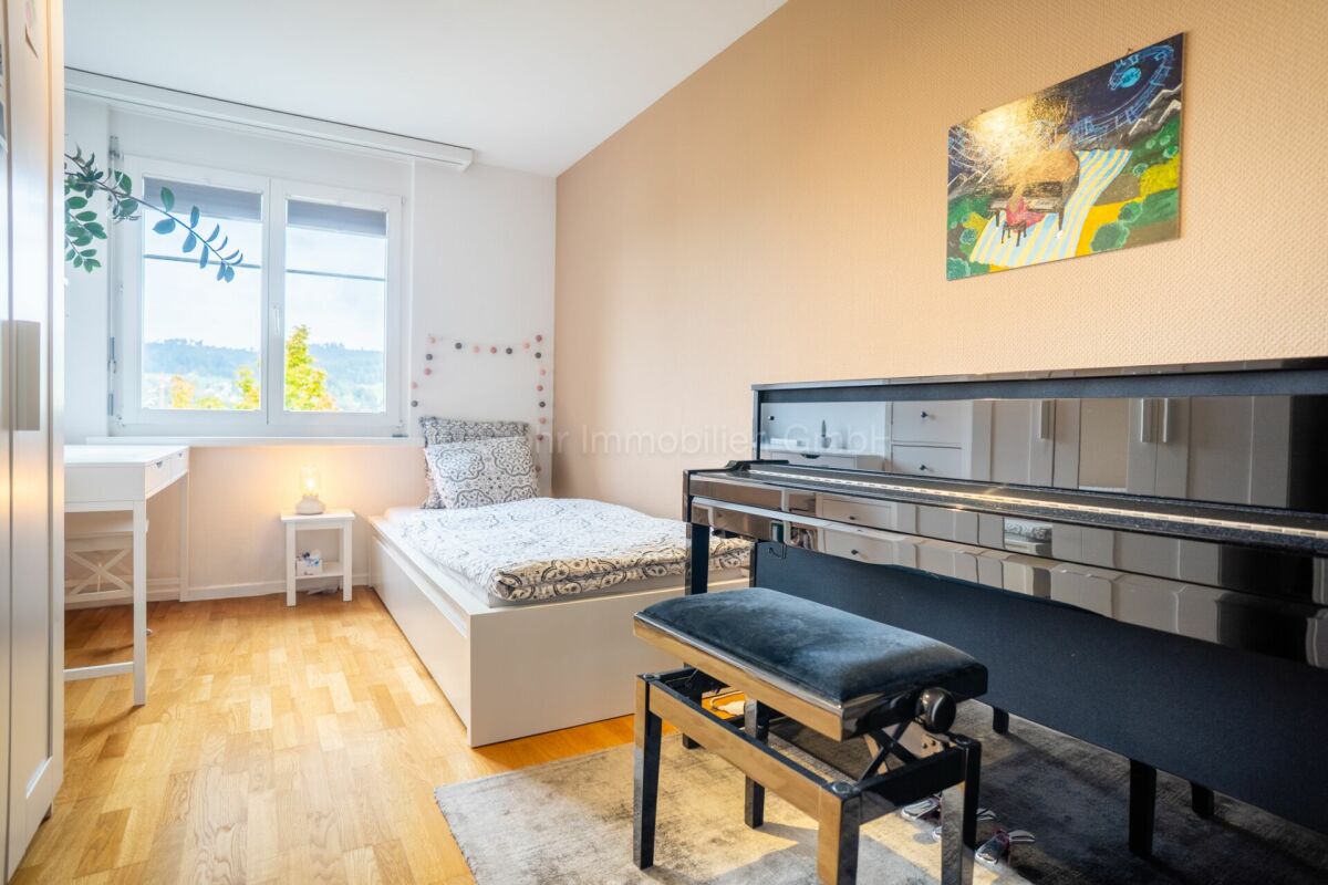 Helles Schlafzimmer mit Klavier