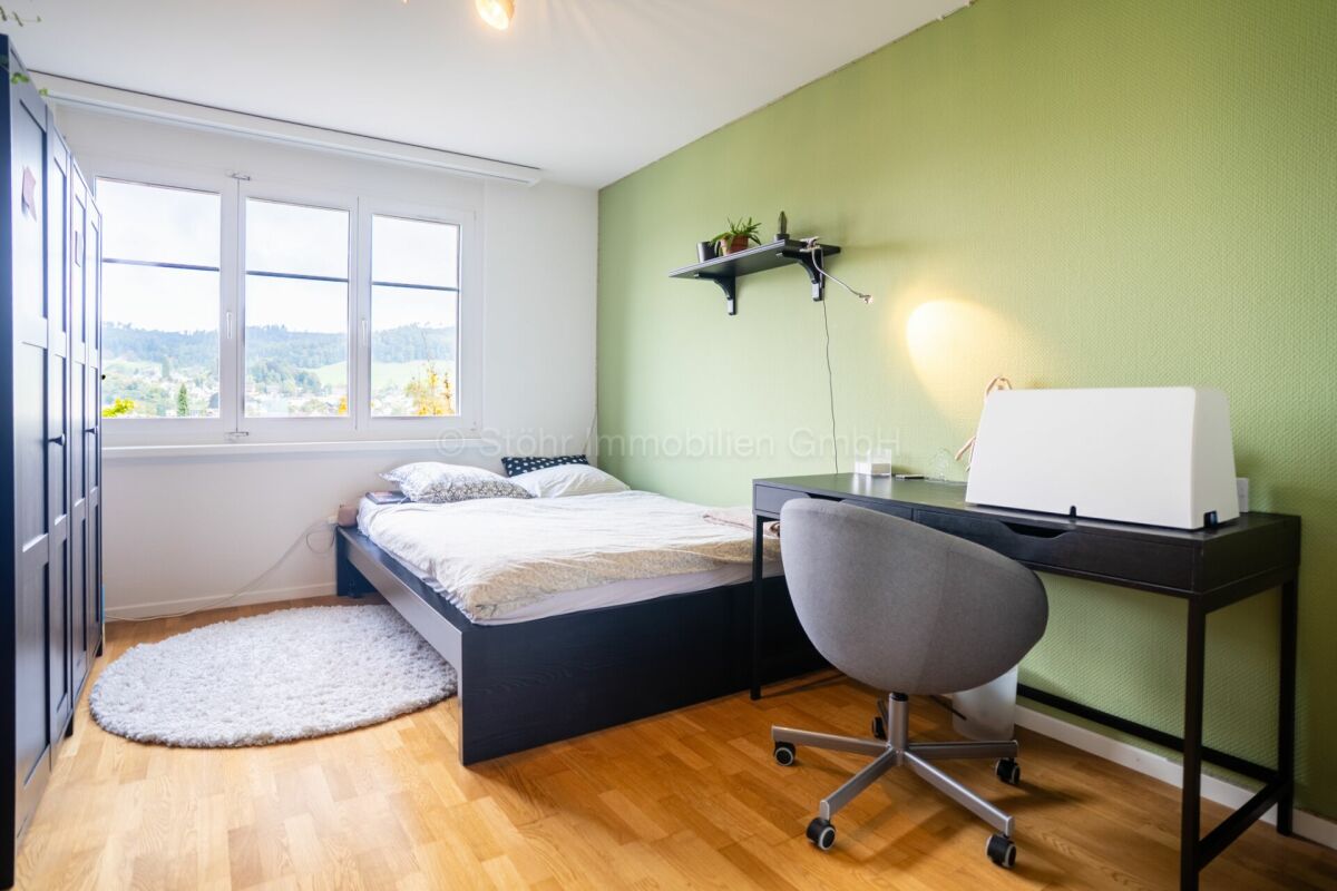 Schlafzimmer mit Arbeitsplatz und Blick ins Grüne