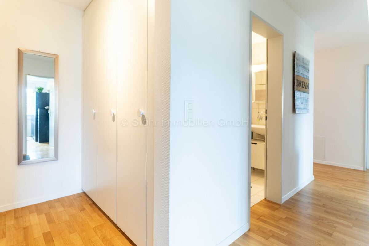 Heller Flur mit Einbauschrank und Blick in angrenzende Räume