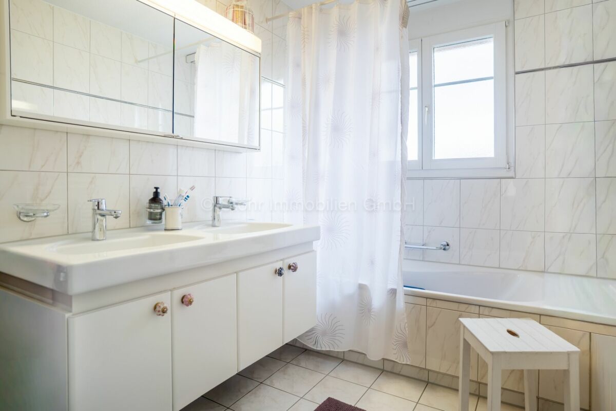 Helles Badezimmer mit Wanne und Doppelwaschtisch