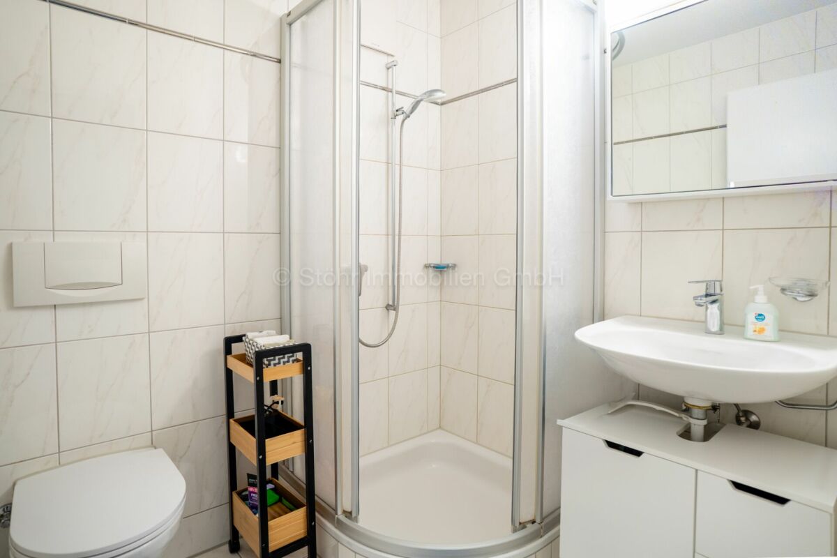 Kleines modernes Badezimmer mit Dusche und Waschbecken
