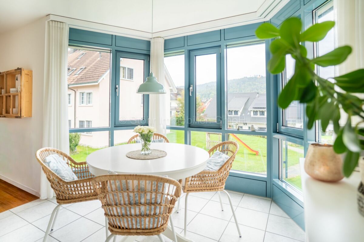 Heller Essbereich mit Panoramafenstern