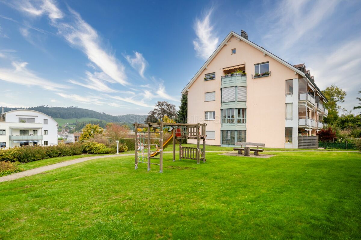 Wohnanlage mit Spielplatz und Rasenfläche