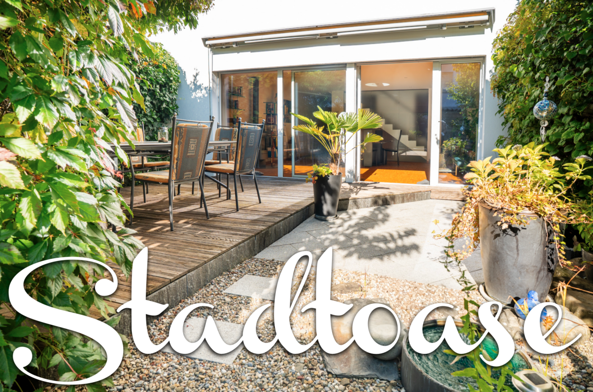 Garten mit Holzterrasse und Schiebetür zum Wohnbereich