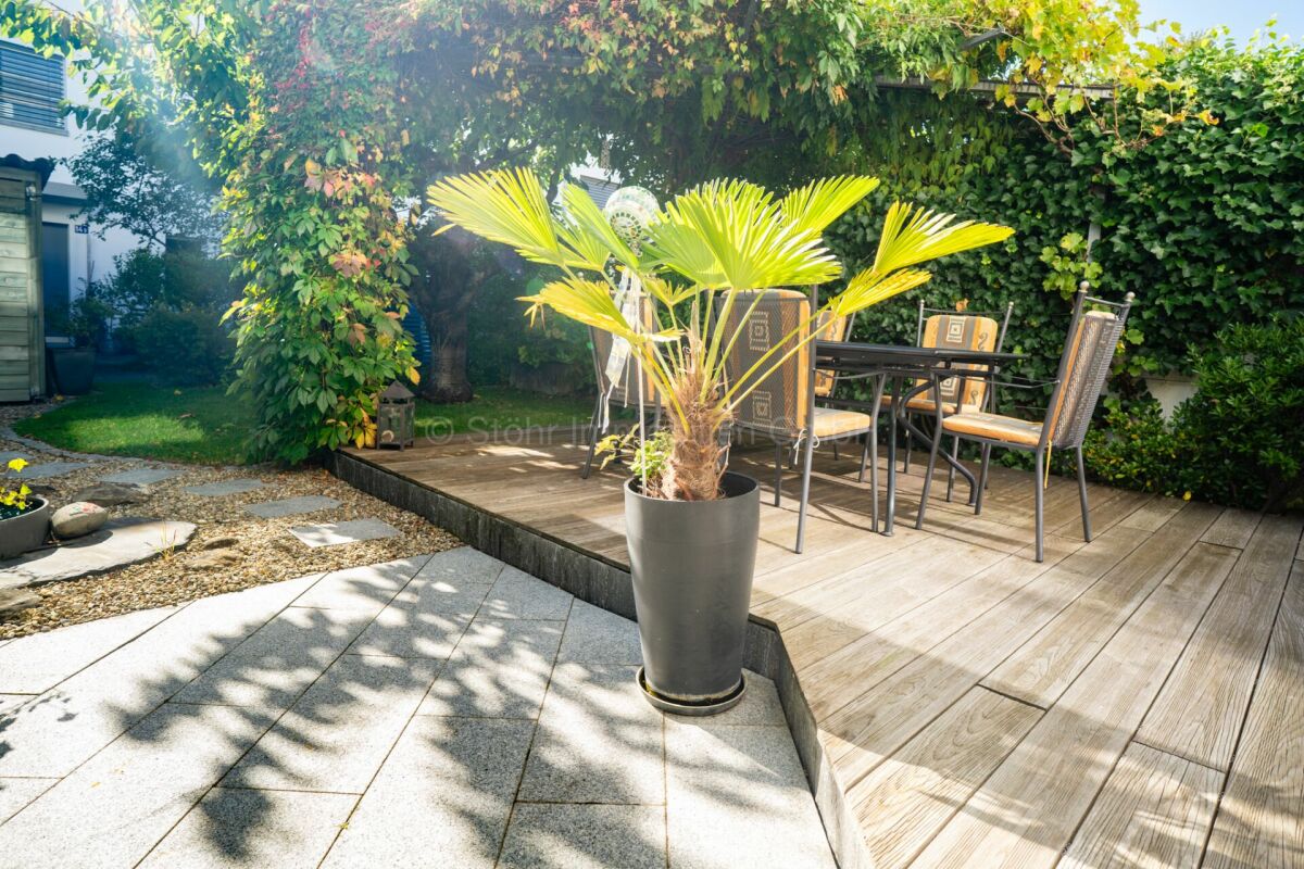 Terrasse mit Sitzgruppe im Garten