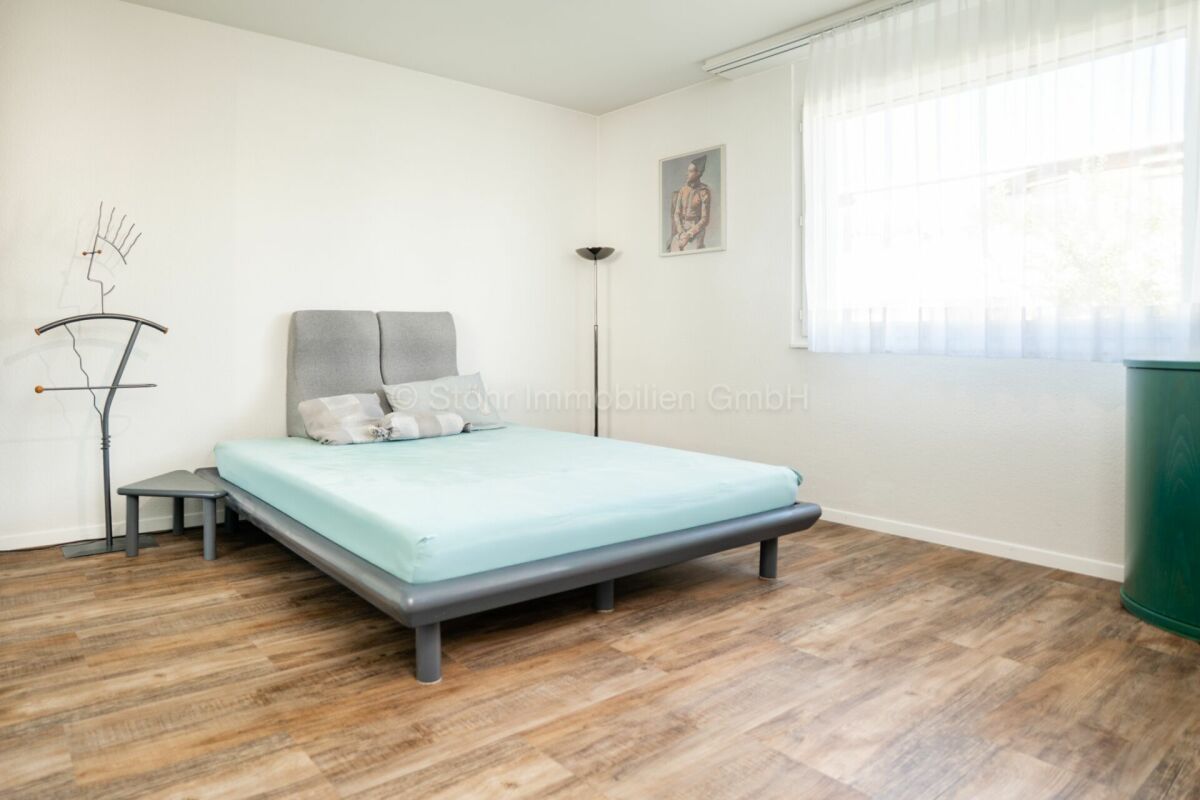 Helles Schlafzimmer mit Bett und Holzboden