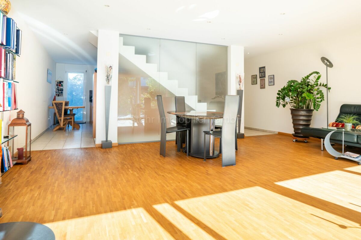 Offener Wohnbereich mit Galerie und Esstisch