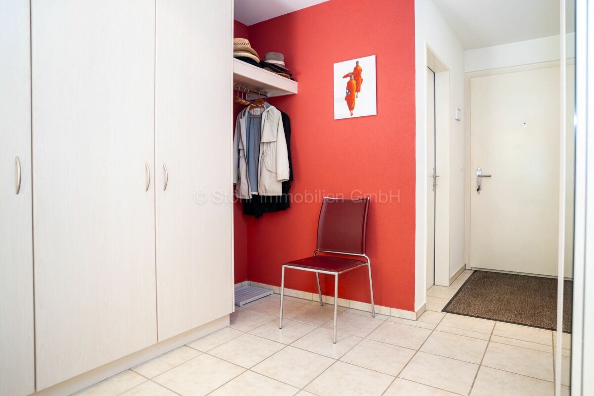Heller Eingangsbereich mit Garderobe