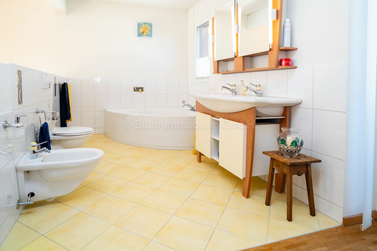 Helles Badezimmer mit Wanne und Doppelwaschtisch