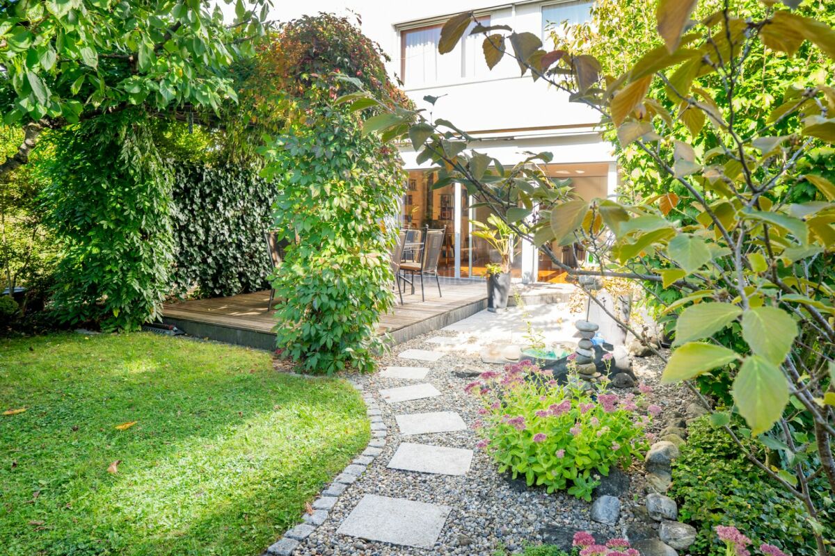 Gartenansicht mit Terrasse