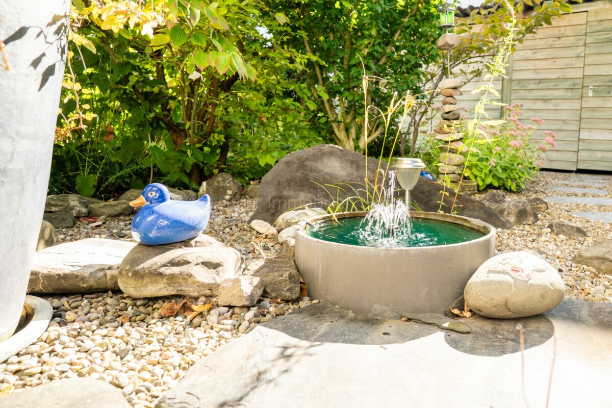 Gartenecke mit kleinem Wasserspiel