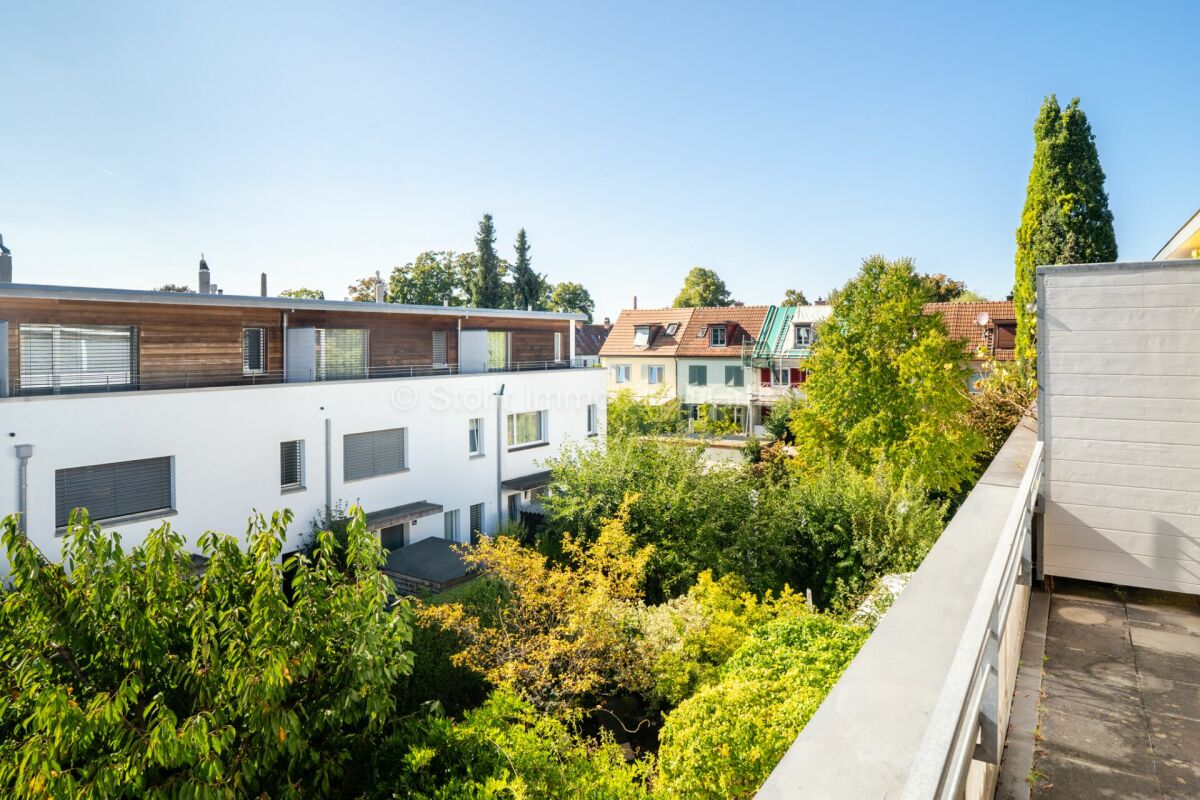 Balkonblick über begrünte Wohnhäuser