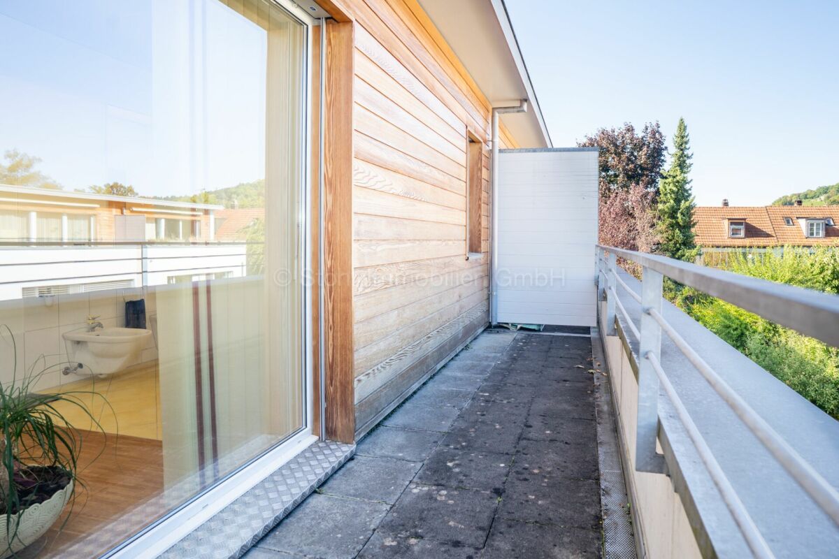Balkon mit Holzverkleidung und Blick ins Grüne