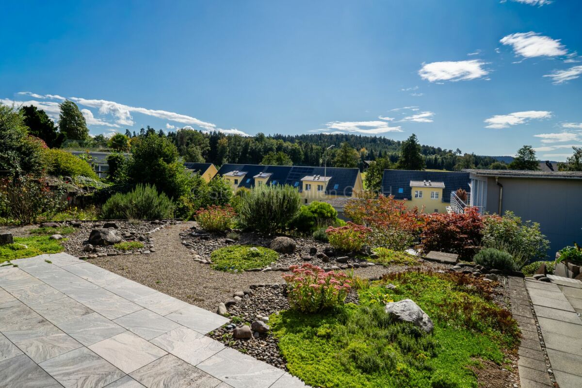 Garten mit Blick über Wohnhäuser und Wald