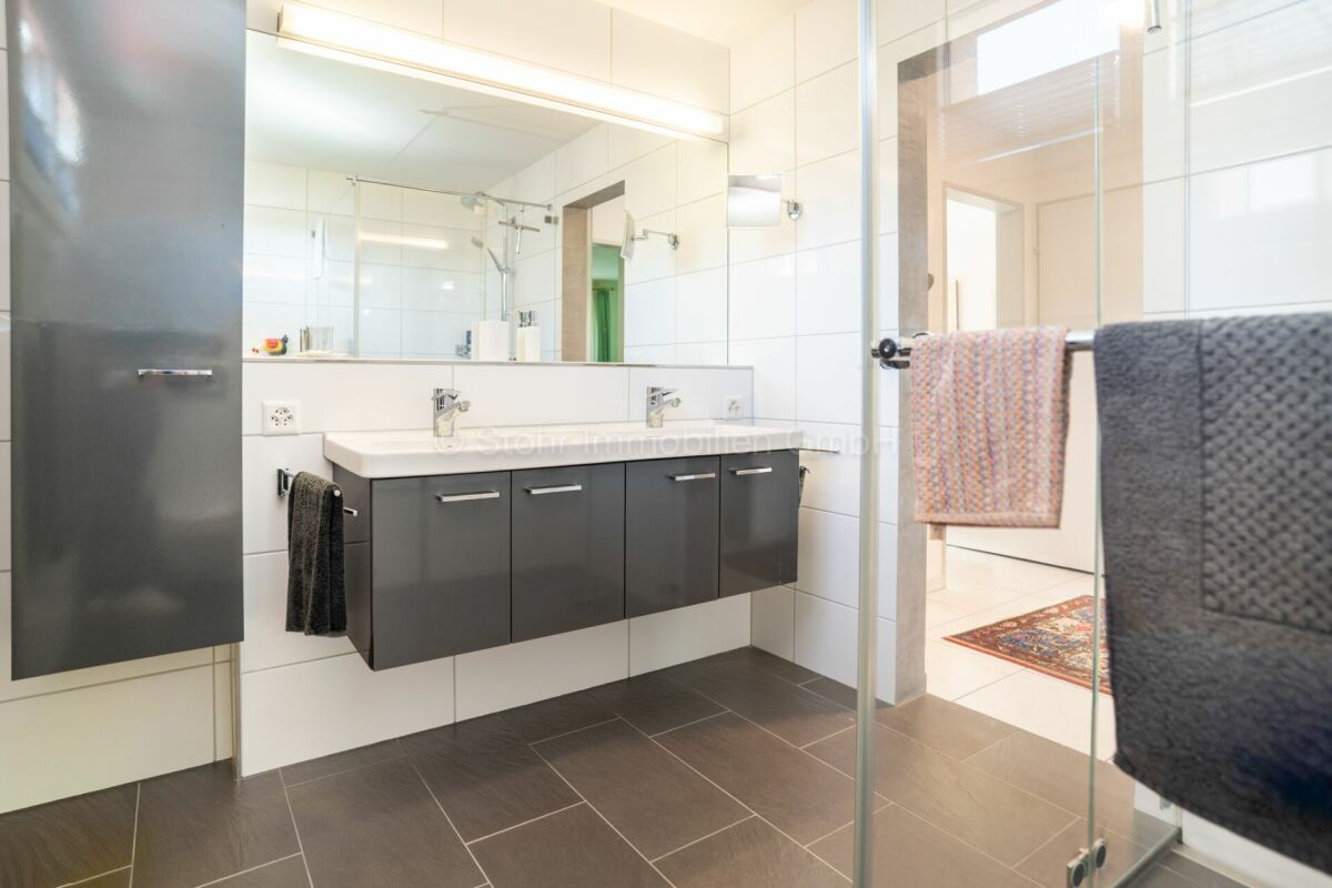 Modernes Badezimmer mit dunklem Waschtisch