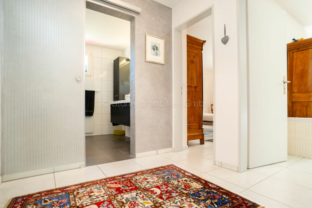 Heller Flur mit Blick ins Bad und Schlafzimmer