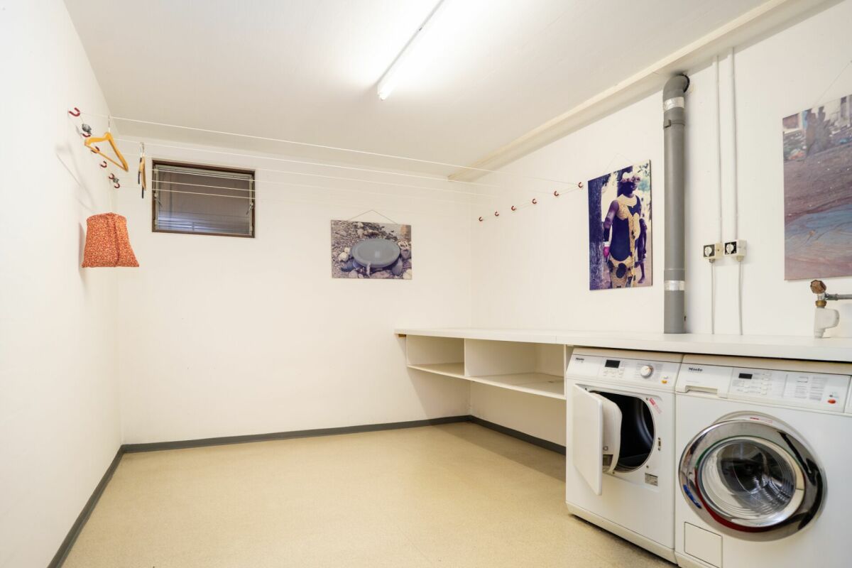 Hauswirtschaftsraum mit Waschmaschine und Trockner