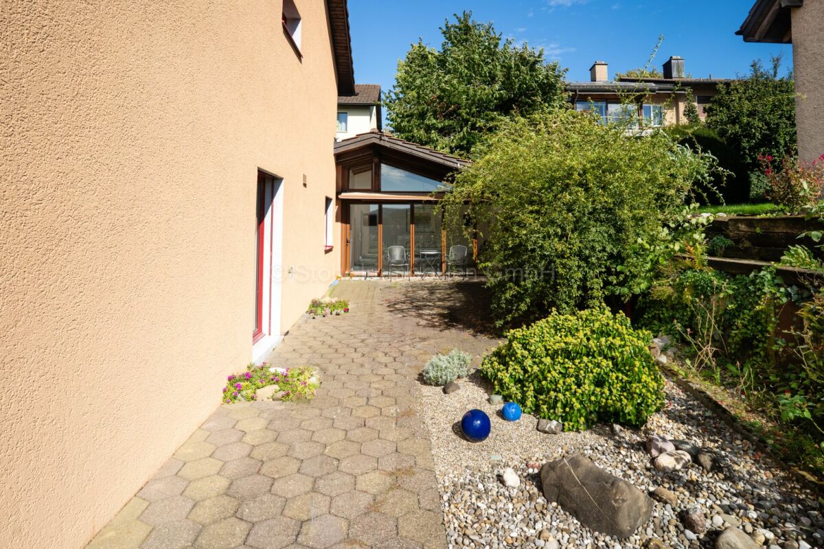 Garten- und Terrassenbereich an einem Wohnhaus