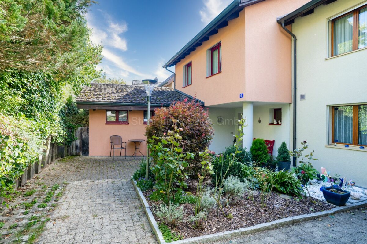 Außenansicht eines gepflegten Wohnhauses mit Garten