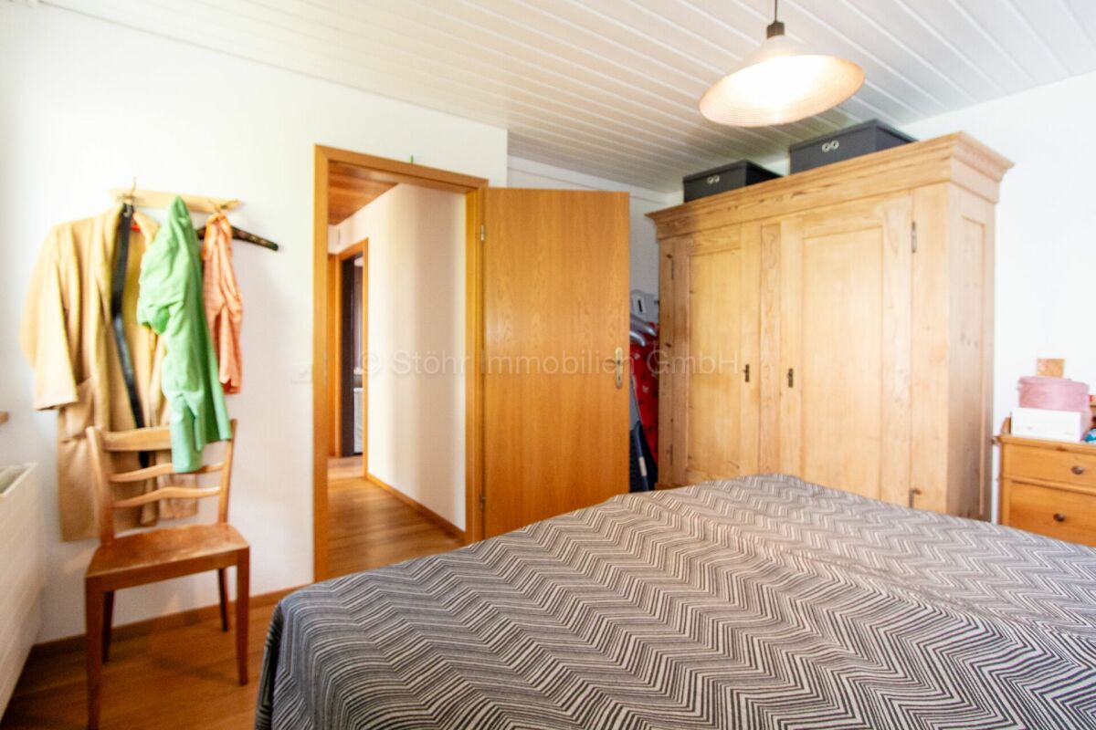 Schlafzimmer mit Holzschrank