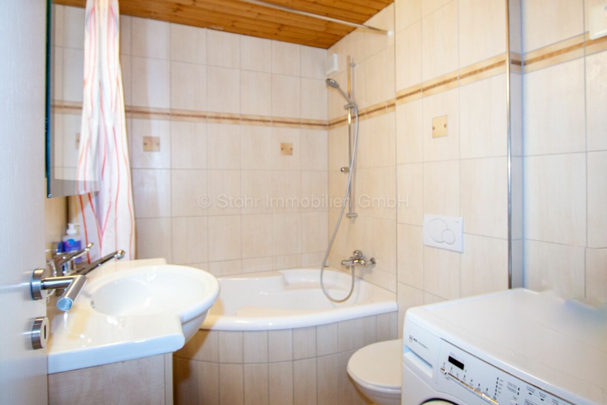 Badezimmer mit Badewanne und Waschbecken