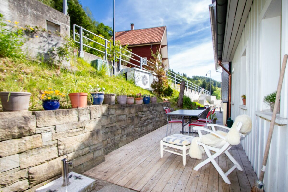 Terrasse mit Gartenhang