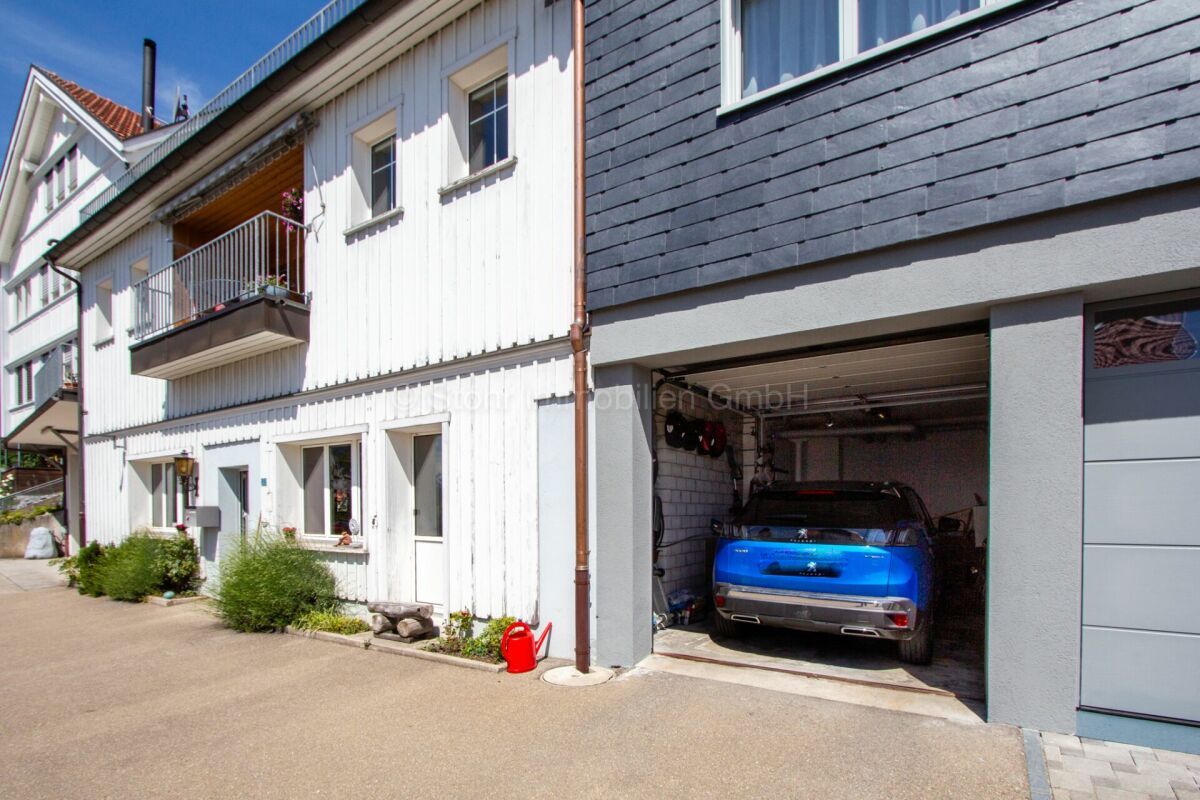 Wohnhaus mit Garage