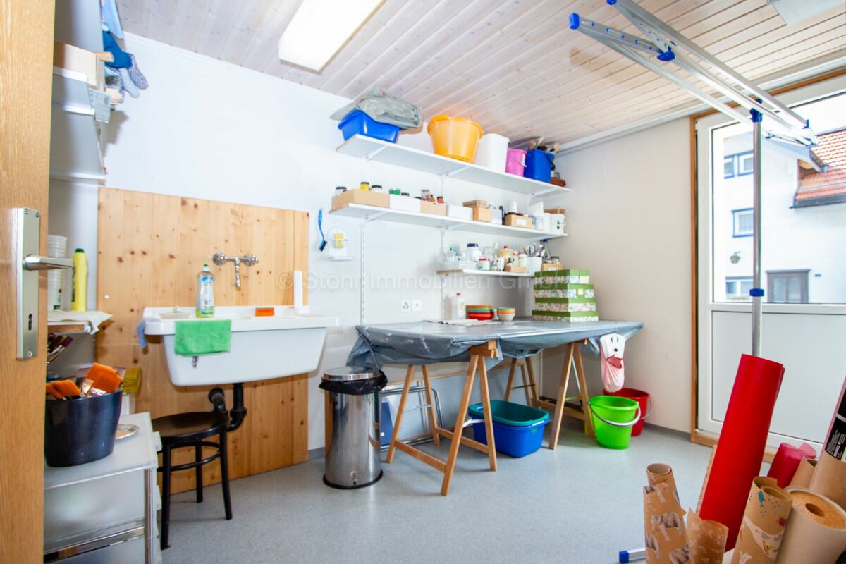 Hauswirtschaftsraum mit Arbeitstisch und Waschbecken