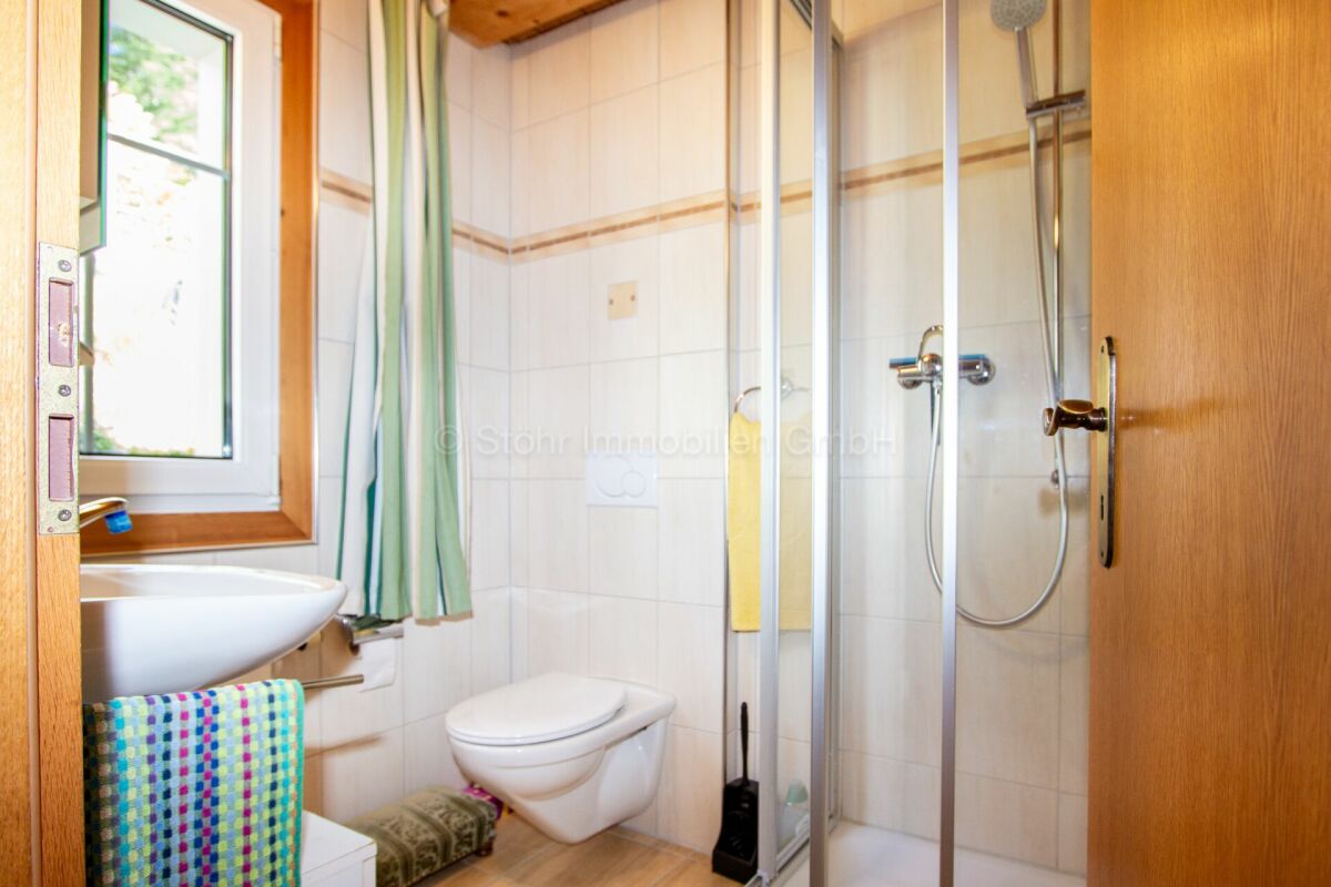 Kleines Bad mit Dusche und WC