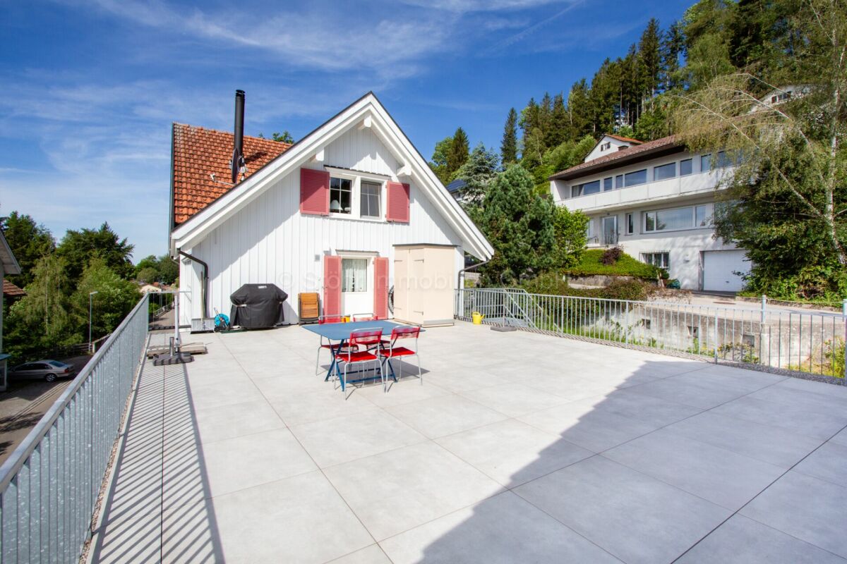 Große Dachterrasse mit Wohnhaus und Bergblick