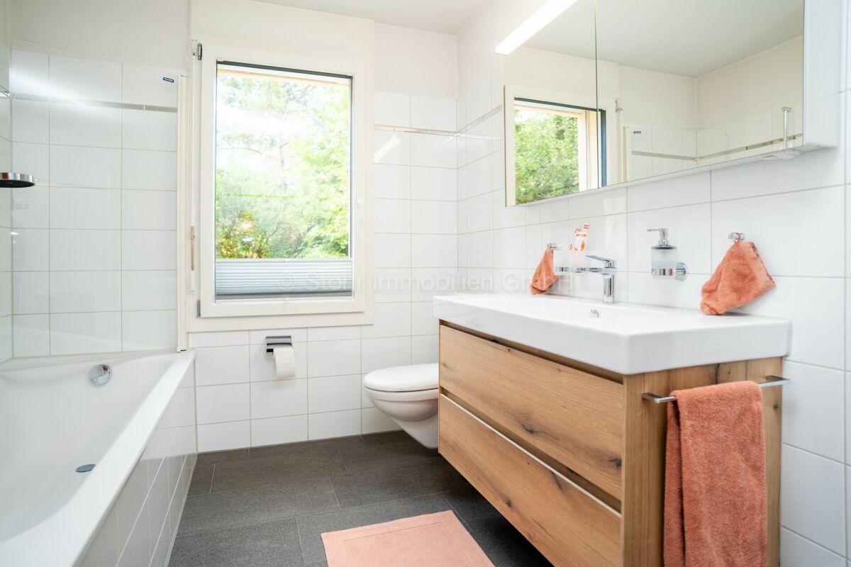 Modernes Badezimmer mit Badewanne und Waschtisch