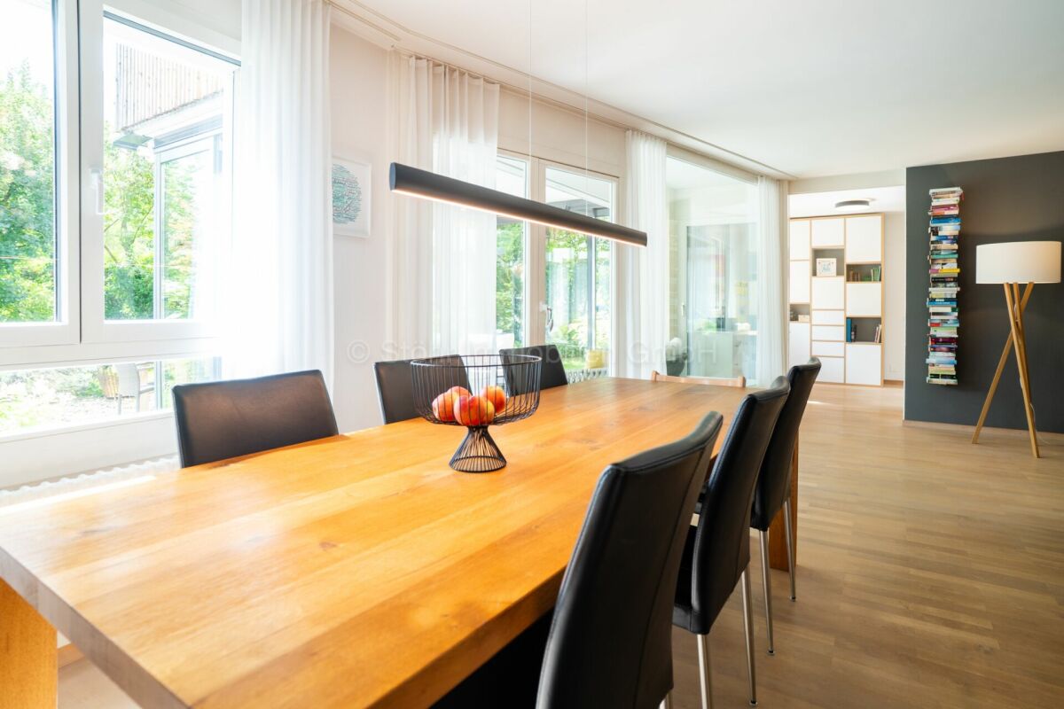 Heller Essbereich mit großen Fenstern