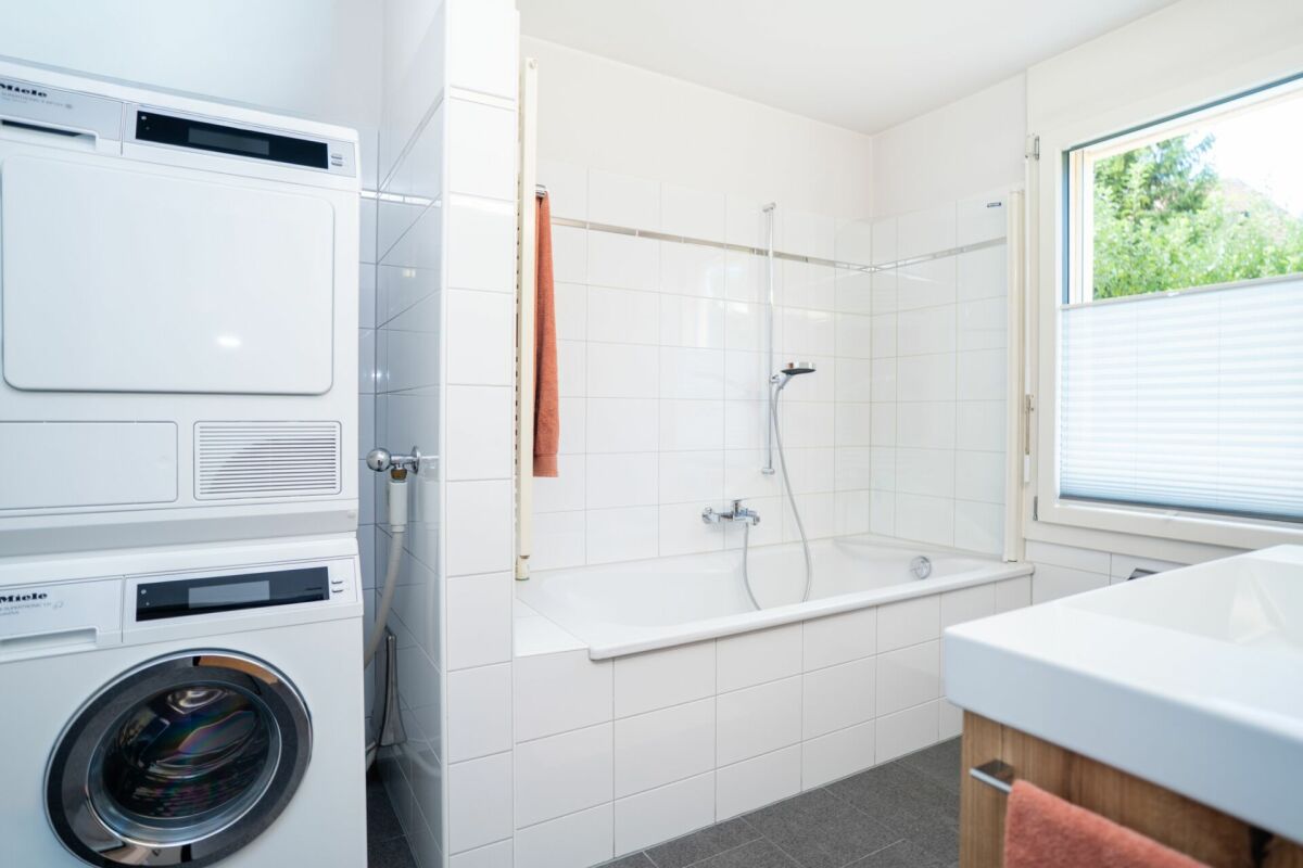 Badezimmer mit Badewanne und Waschtisch