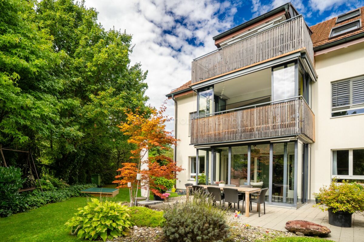 Gartenansicht eines modernen Mehrfamilien- oder Stadthauses mit Balkonen