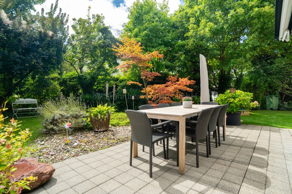 Terrasse mit Gartenmöbeln