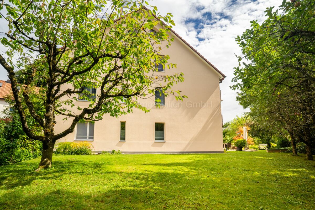 Außenansicht eines Wohnhauses mit Garten