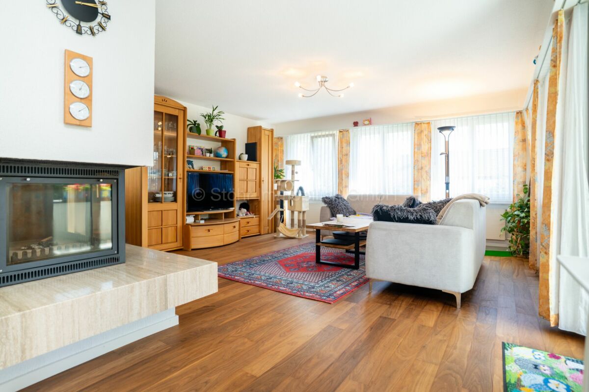 Heller Wohnraum mit Kamin und Sitzbereich