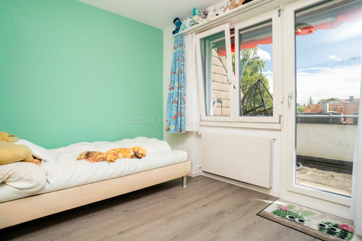 Kinderzimmer mit Balkonzugang
