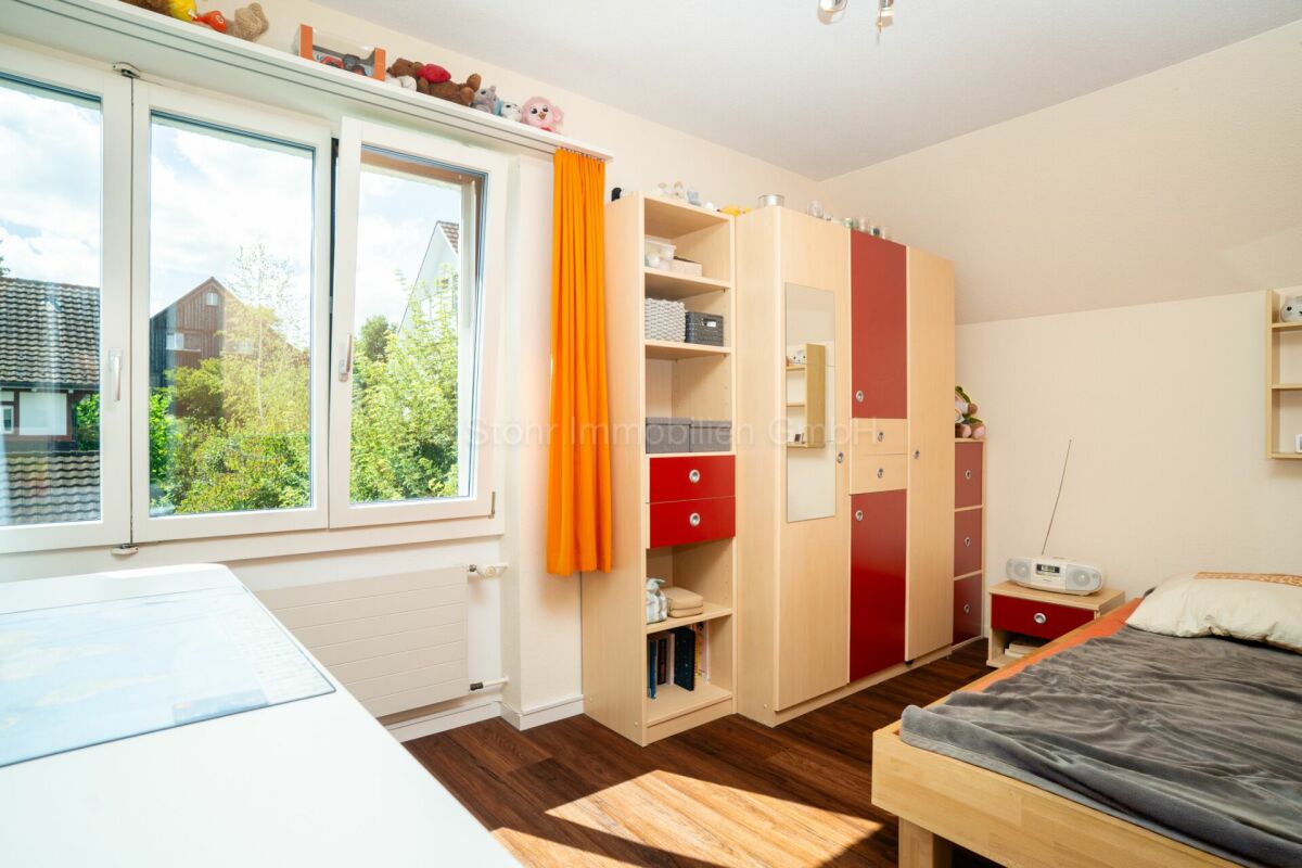 Jugendzimmer mit Kleiderschrank und Bett