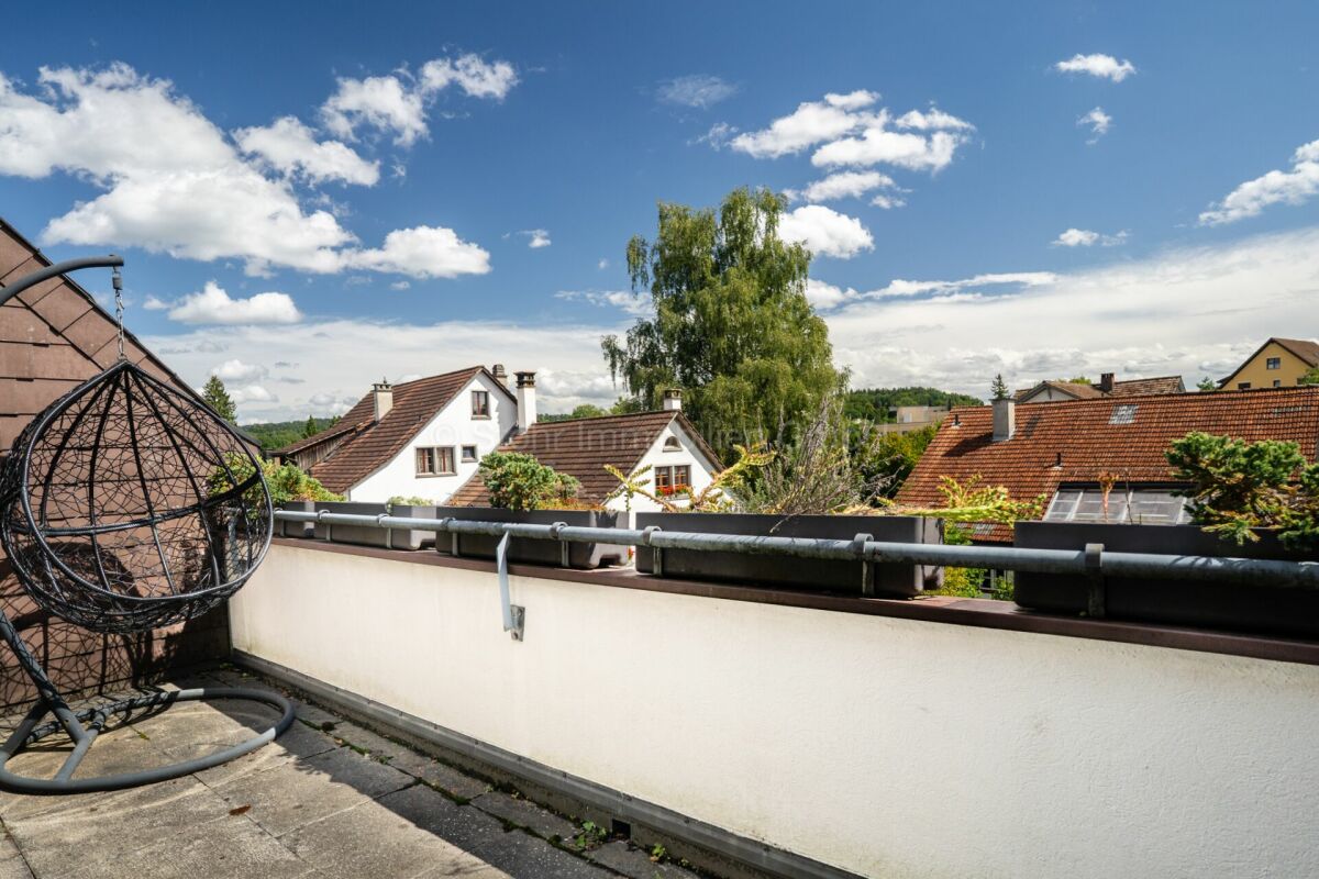 Balkon mit Blick über Wohnhäuser