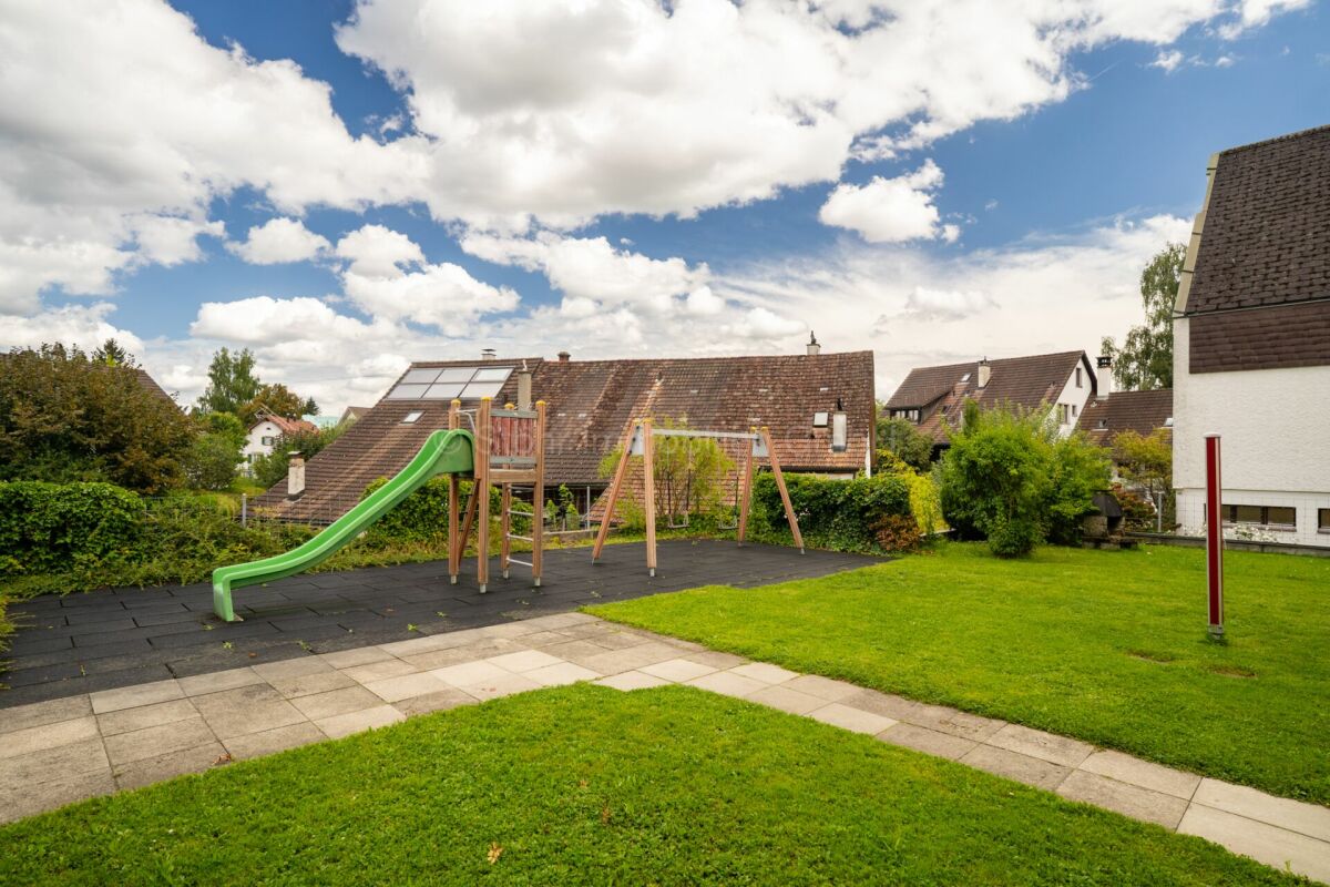 Außenbereich mit Spielplatz im Garten