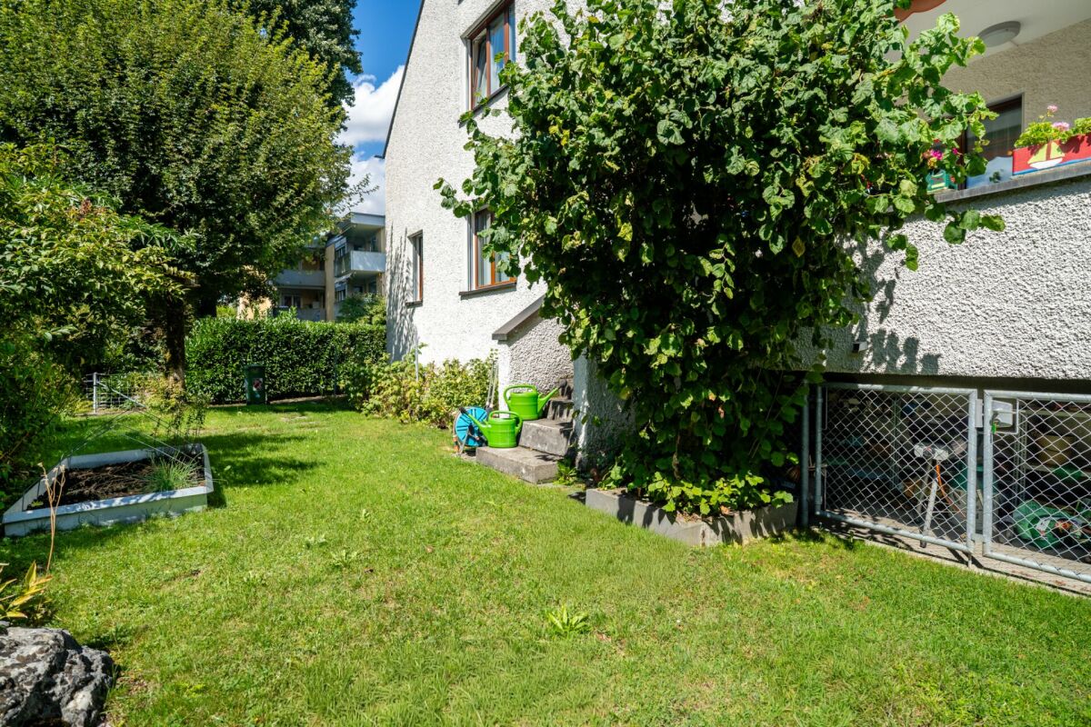 Hausgarten mit weiß verputztem Gebäude
