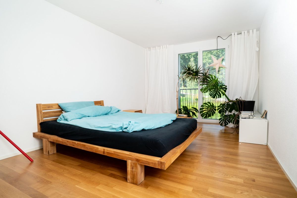 Helles Schlafzimmer mit Holzrahmenbett